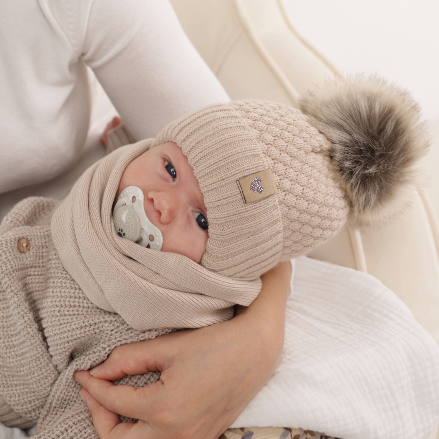 Ensemble d'hiver fille: bonnet et écharpe, lila, avec liens, avec pompon, Bianca