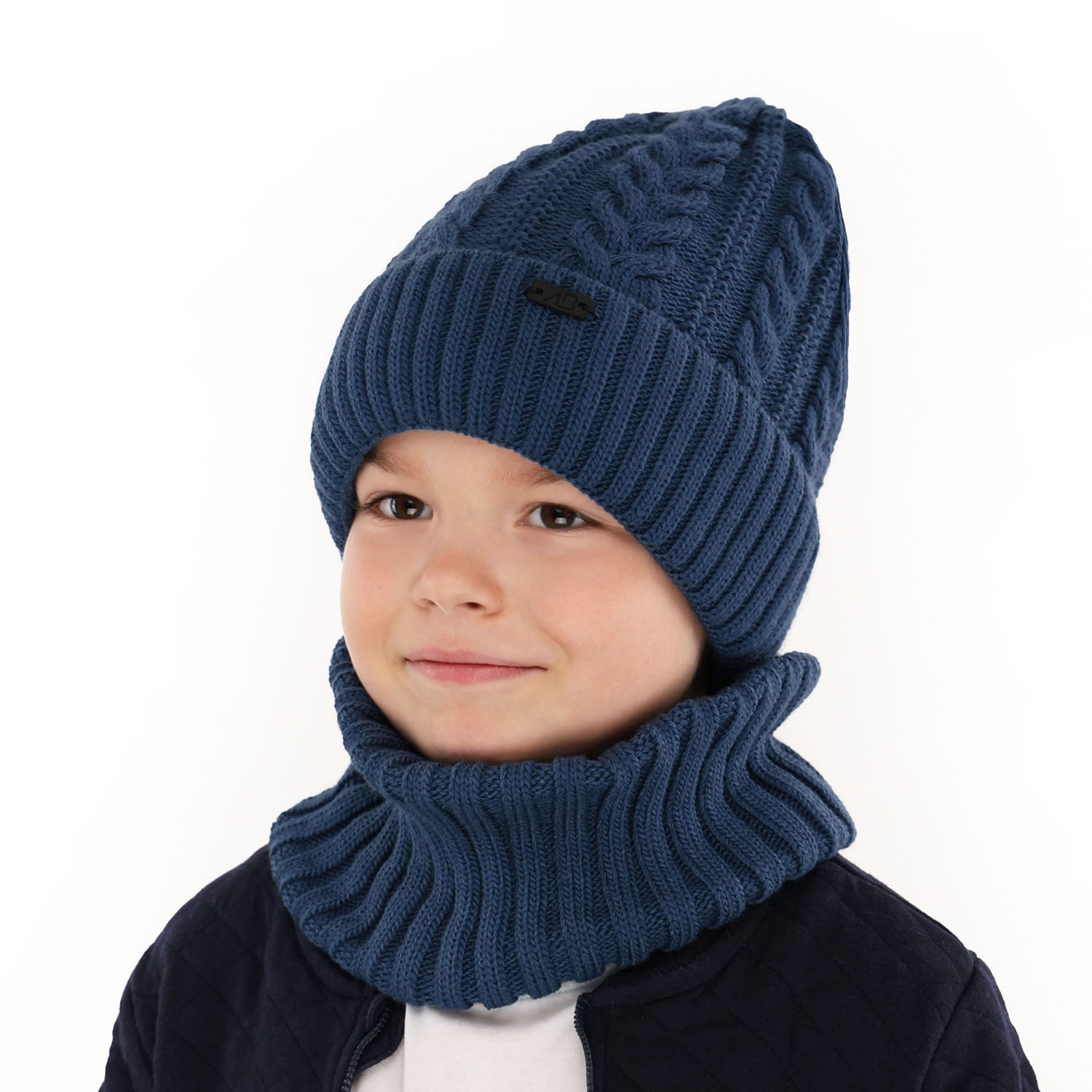 Ensemble d'hiver garçon: bonnet et snood, gris foncé, avec écusson, Colins