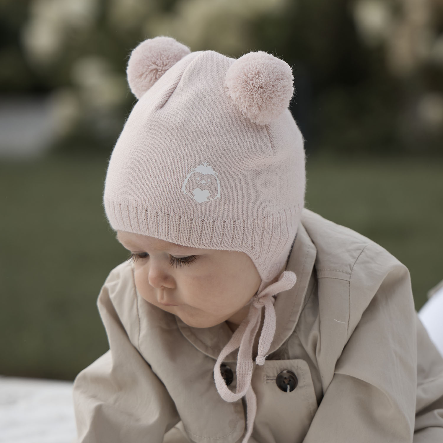 Bonnet automne/printemps fille, blanche, avec deux pompons, avec liens, Bunia