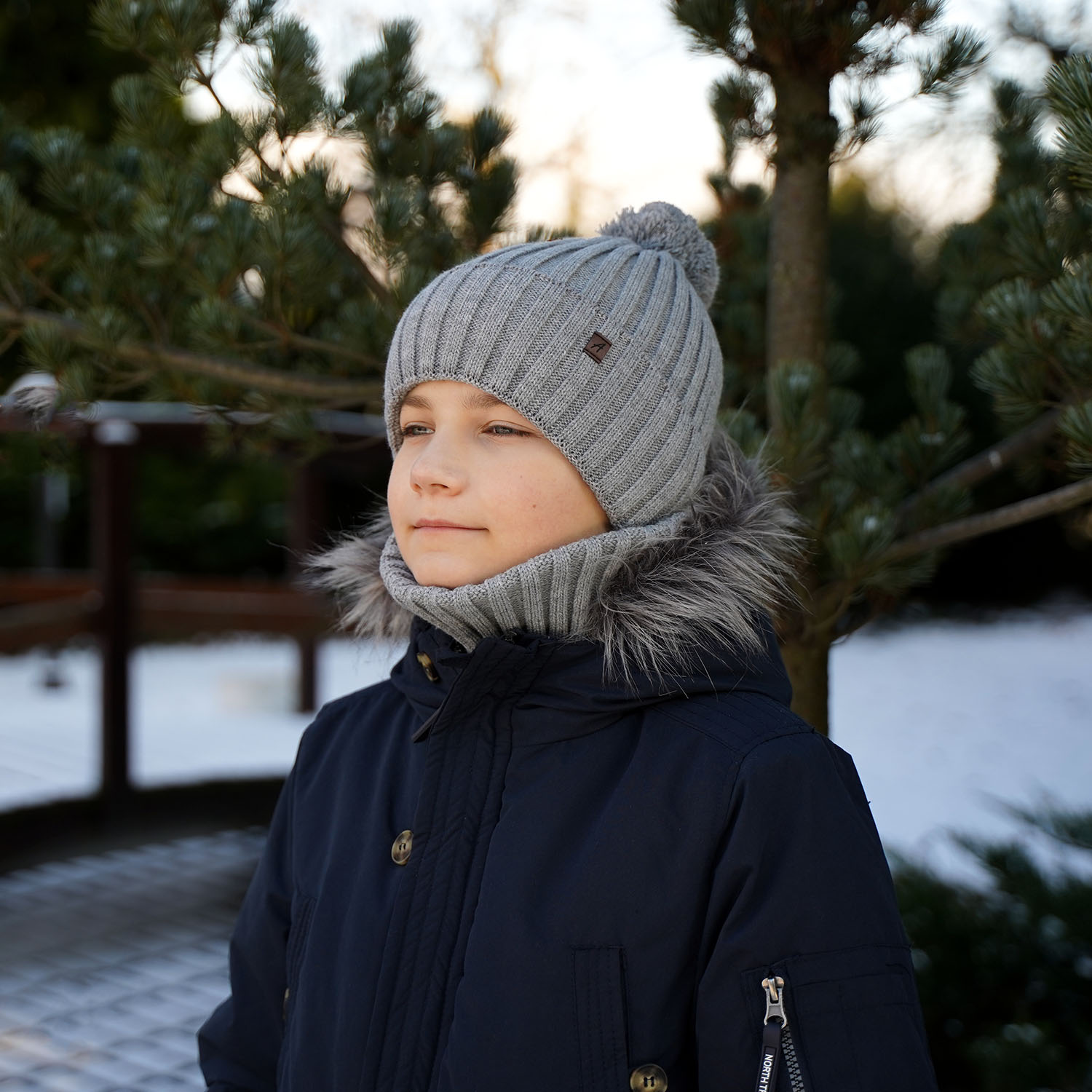 Ensemble d'hiver garçon: bonnet et snood, brun, avec pompon, Wiliam