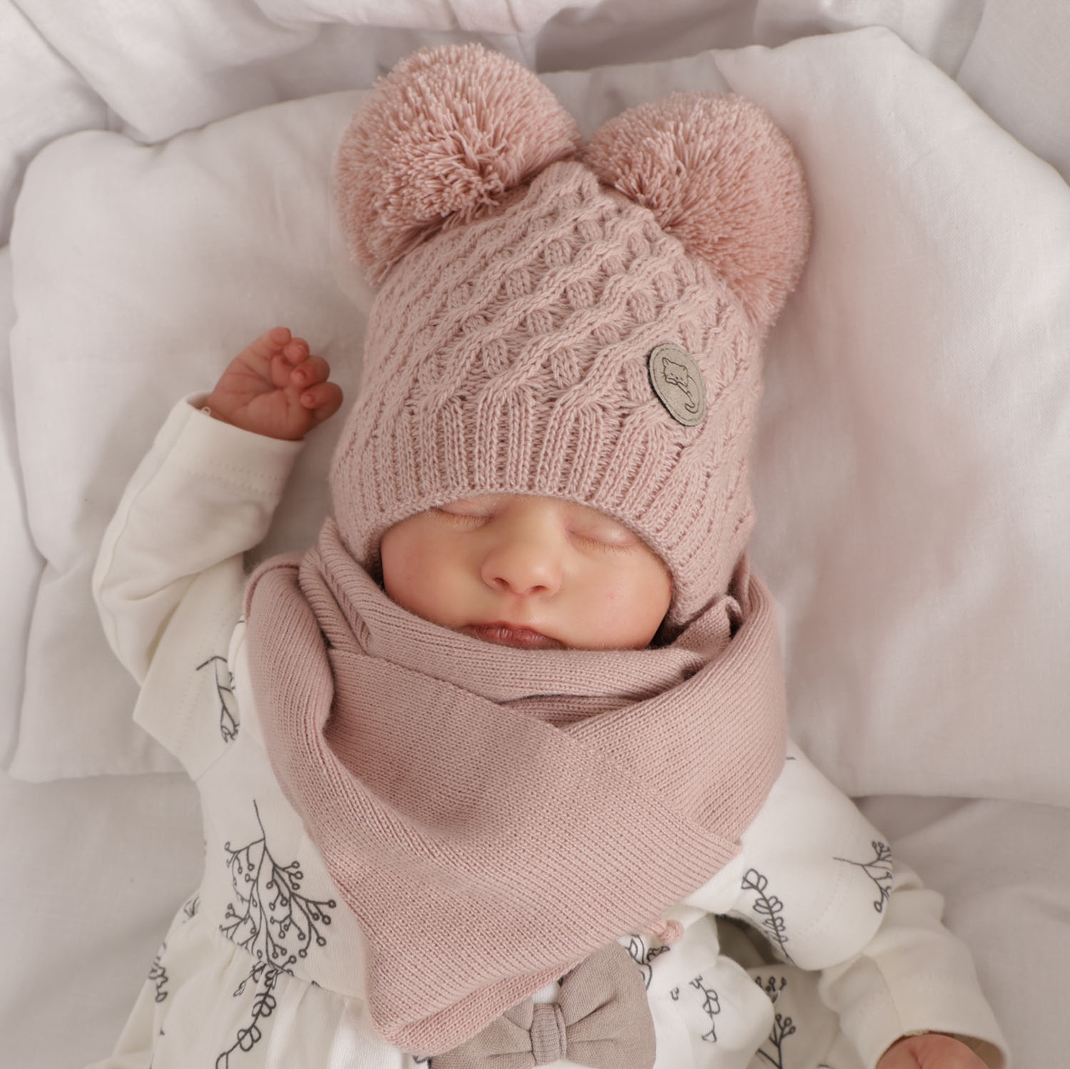 Ensemble d'hiver fille: bonnet et écharpe, blanc, avec deux pompons, avec liens, Anava